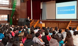 写真: KDDIケータイ教室