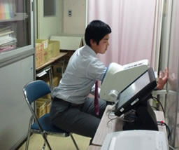 写真: 保健室に設置したメディックケアステーションで計測する生徒