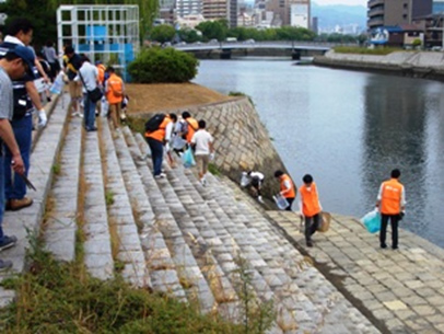写真: 河川敷を清掃した様子 (広島市南区)