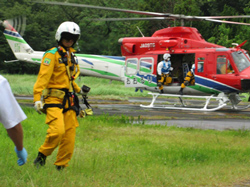 写真: 「栃木県防災ヘリ おおるり号」と「栃木県小山市消防本部」の訓練の様子