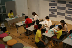 写真: 「ケータイ分解」体験教室の様子 KDDIデザイニングスタジオ (東京都渋谷区)