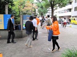 神谷町駅周辺でのチラシ配布