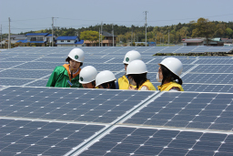 写真: 太陽光発電のしくみを学ぶ地元の小学生