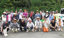 写真: 参加した山村塾の皆さんとKDDI社員とその家族