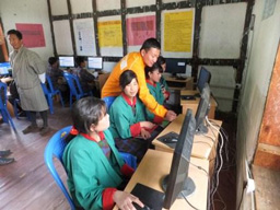 写真: インターネットを使用するブータン王国の小学生
