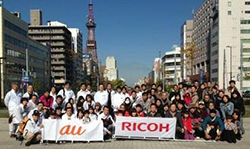 写真: 参加したリコージャパン株式会社の皆さんと、KDDI社員とその家族