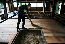 写真: 張り替え作業の終わった古民家の床