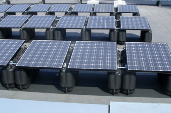 写真: 貯水式太陽光架台 (三菱重工メカトロシステムズ