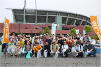 写真: 広島地区でのごみゼロ・クリーンウォークに参加した社員とその家族
