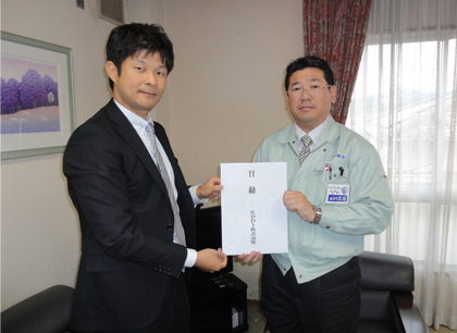 写真: 奈良県五條市への寄付贈呈の模様 (左から) 高木au奈良支店長、太田五條市長