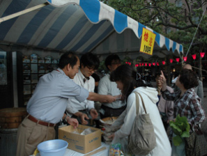 写真: 町内会の方と焼売を販売
