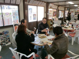 写真: ポスティング用チラシの準備を行う社員