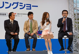 写真: トークショーに参加した上田清司 埼玉県知事 (左端)、柳保幸 au損害保険専務取締役 (右端)