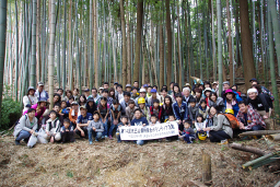 写真: 森林保全活動に参加した総勢100名の社員ら