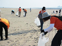 写真: 海岸清掃の様子