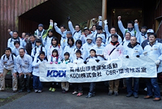 写真: 高尾山環境保全活動のボランティアに参加した社員とその家族