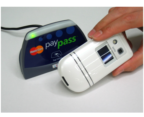 写真: NFC携帯電話による非接触クレジット決済 (イメージ)