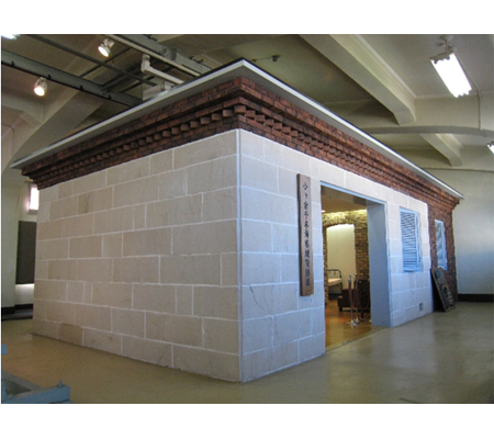 写真: 「国際通信史料館」に設置されている「海底線陸揚庫 (復元)」の外観