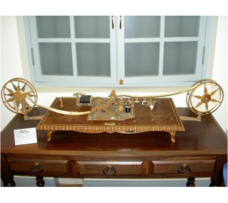 写真: アメリカ大統領からの贈り物として、幕府に献上されたものと同型機の「ぜんまい仕掛けのモールス電信機 (複製)」(逓信総合博物館保有)