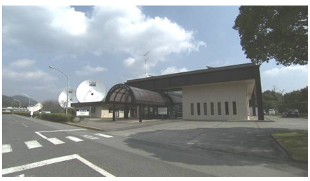 写真: KDDIパラボラ館 外観