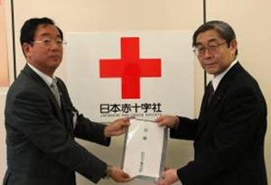 写真: 寄付目録を進呈する中澤総務・人事本部長 (右) と日本赤十字社 組織推進部 田中参事 (左)