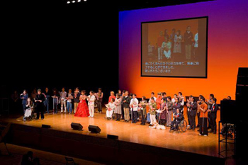 写真: ゴールドコンサートの模様
