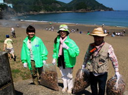 写真: 日和佐・大浜海岸で清掃ボランティア活動の実施
