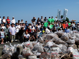 写真: 日和佐・大浜海岸で清掃ボランティア活動の実施