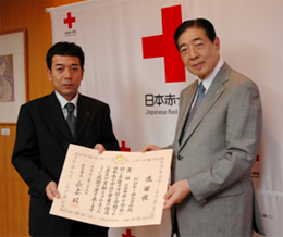 写真: 海外義援金寄付による被災地支援で「厚生労働大臣感謝状」を受領