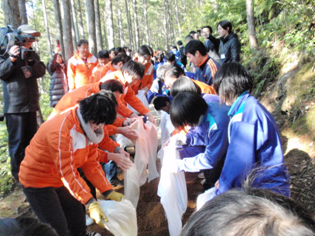 写真: 道普請 (道の補修活動) に参加した和歌山県田辺市立三里中学校の皆さんとコンシューマ関西支社の皆さん