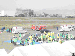 図: 伊丹市総合災害訓練の模様 (伊丹市猪名川)
