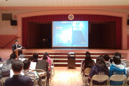 写真: New York日本人学校 (生徒30名 (9年生) が参加)