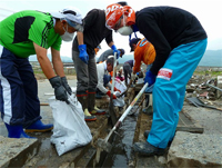写真: 社員による被災地でのボランティア活動 側溝の泥だし作業 (岩手県: 宮古市)