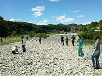 写真: 広瀬川での清掃活動の様子