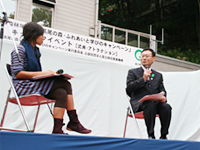 写真: イベントに参加したKDDI安藤総務・人事本部総務部部長 (右) =高尾山 (東京都八王子市)