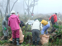写真: 社員による被災地でのボランティア<br/>活動＿瓦礫撤去（ 宮城県沿岸部 ）