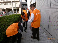 写真: 岡山地区でのビル周辺朝清掃
