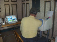 写真: KDDI研究所が開発した『メディックケアステーション』