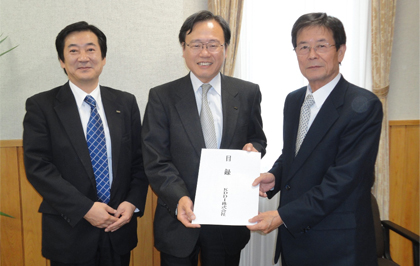 写真: 和歌山県への寄付贈呈の模様 (左から) 赤塚au和歌山支店長、長尾関西総支社長、下宏和歌山県副知事