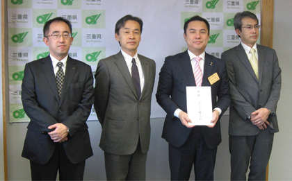 写真: 三重県への寄付贈呈の模様 (左から) 越川au三重支店長、吉満中部総支社長、鈴木三重県知事、小松名古屋テクニカルセンター長
