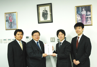 写真: 2011年12月16日、タイ王国大使館に寄付金目録を贈呈。(左から) ワラーウット プーアピンヤー公使参事官、ウィーラサック フートラクーン大使、飯塚CSR・環境推進室長、守下海外法人営業部営業1Gグループリーダー