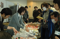 写真: 社内でのチャリティバザーの様子 (=東京都千代田区)