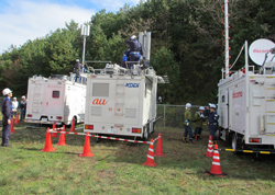 通信事業者4社の移動無線基地局車が横一列に並んでの臨時基地局設営訓練。