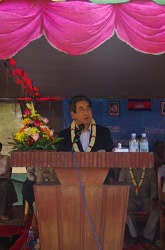 写真: 開校式で挨拶をするKDDI財団 伊藤理事長