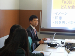 写真: 三鷹市立第五中学校の皆さんに説明する CSR・環境推進室 鳥光健太郎