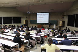写真: 講演をする模様