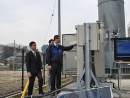 写真: 太陽光電力の通電を開始する様子