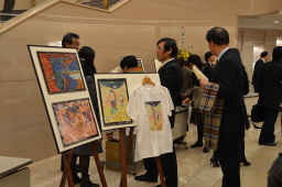 写真: カンボジアの「小さな美術スクール」に通う子供たちの絵画展示の様子