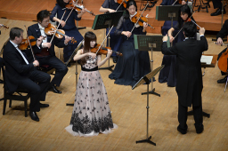 写真: ヴァイオリン奏者の寺沢希美さんと東京交響楽団による演奏 ＝ 紀尾井ホール (東京都千代田区)