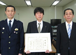 写真: 右から小山警察署 廣瀬警備課長、KDDI 総務部課長 桑原氏、小山警察署 鬼木署長 (左)